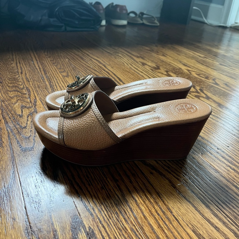 Tory Burch Tan Wedge Sandals Women’s Size 8